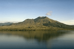 巴度尔火山湖
